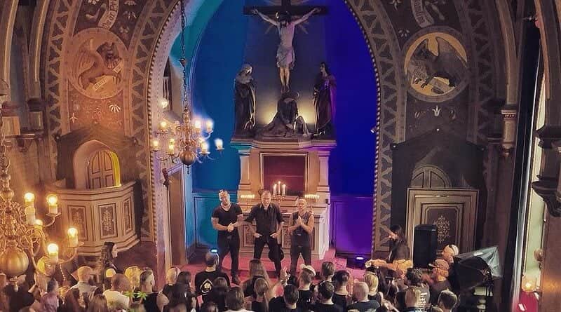 150 wybrańców posłuchało nowych kawałków Behemotha w kaplicy