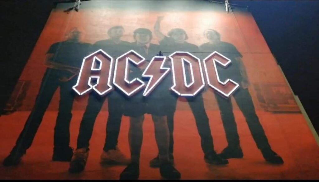 Mural AC DC w Warszawie