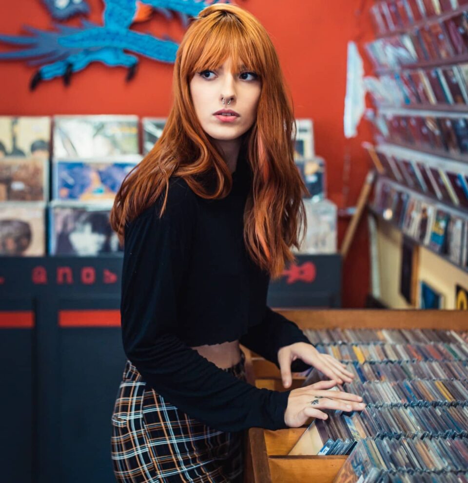 Płyty z muzyką i dziewczyna