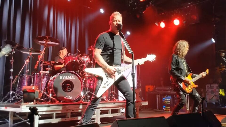 Metallica oddaje hołd fanowi, który zmarł w trakcie koncertu 1 Metallica zagrała koncert w klubie