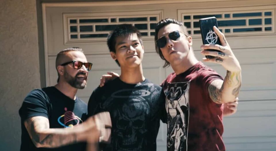 Muzycy Avenged Sevenfold wręczają gitarę fanowi