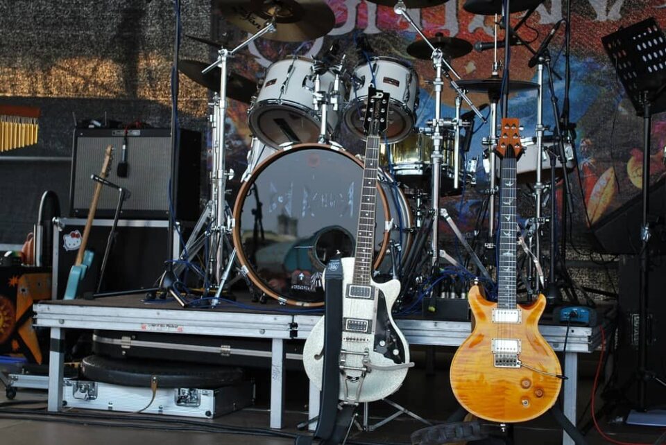 Instrumenty muzyczne gitary i perkusja