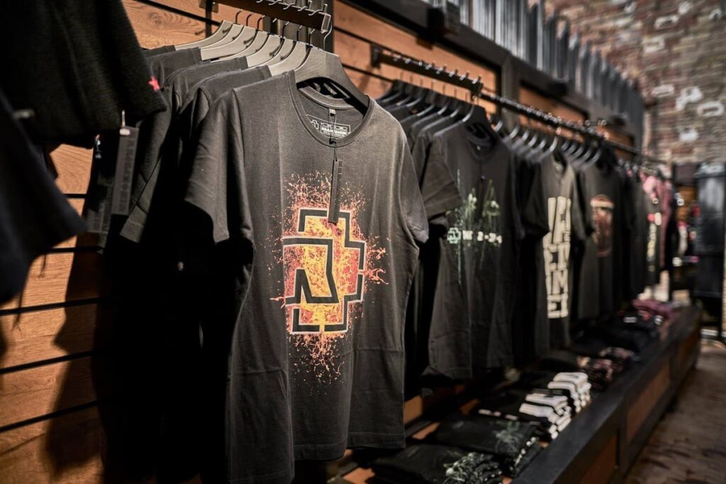 Niesamowity sklep stacjonarny Rammstein. Jak wygląda i co oferuje? Będziecie zaskoczeni! 4 Oficjalny merch Rammstein