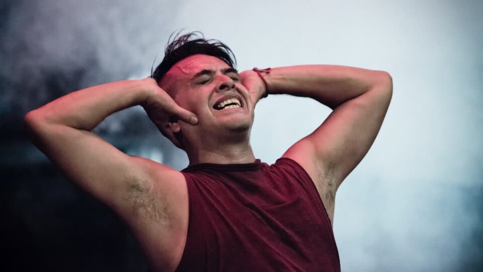 Mężczyzna z bólem w uszach