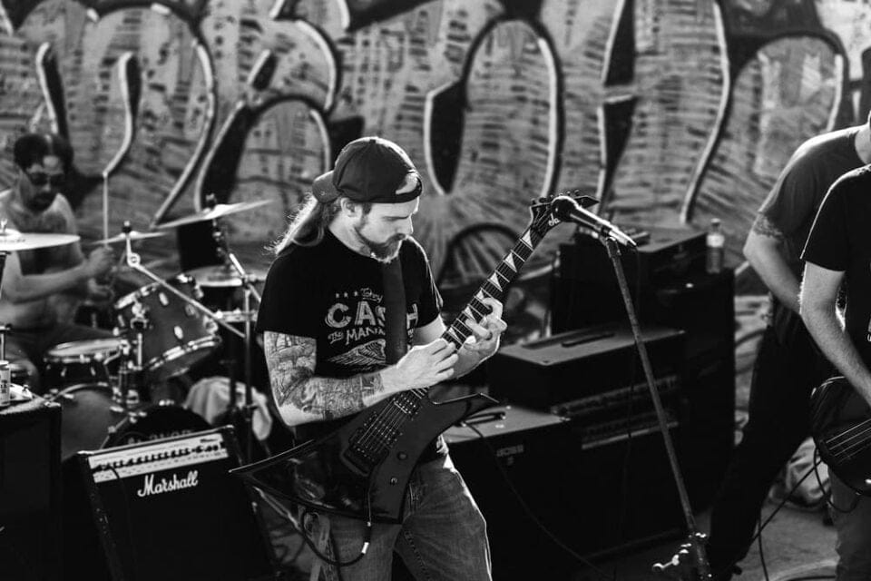 Gitarzysta gra na gitarze elektrycznej