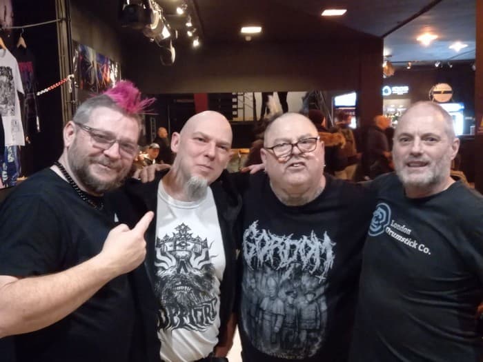 Relacja z koncertu Napalm Death. Muzyczne zniszczenie w stolicy 2 Pamiątkowe zdjęcie z zespołem The Varukers