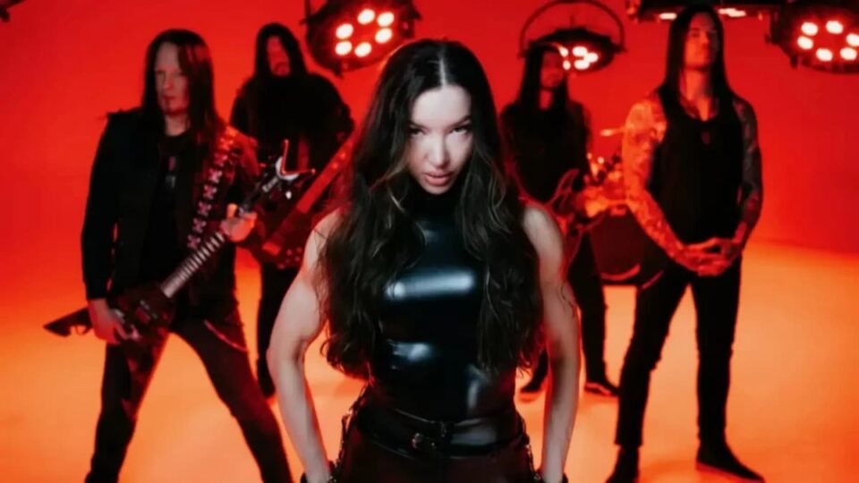 Arch Enemy i Lauren Hart