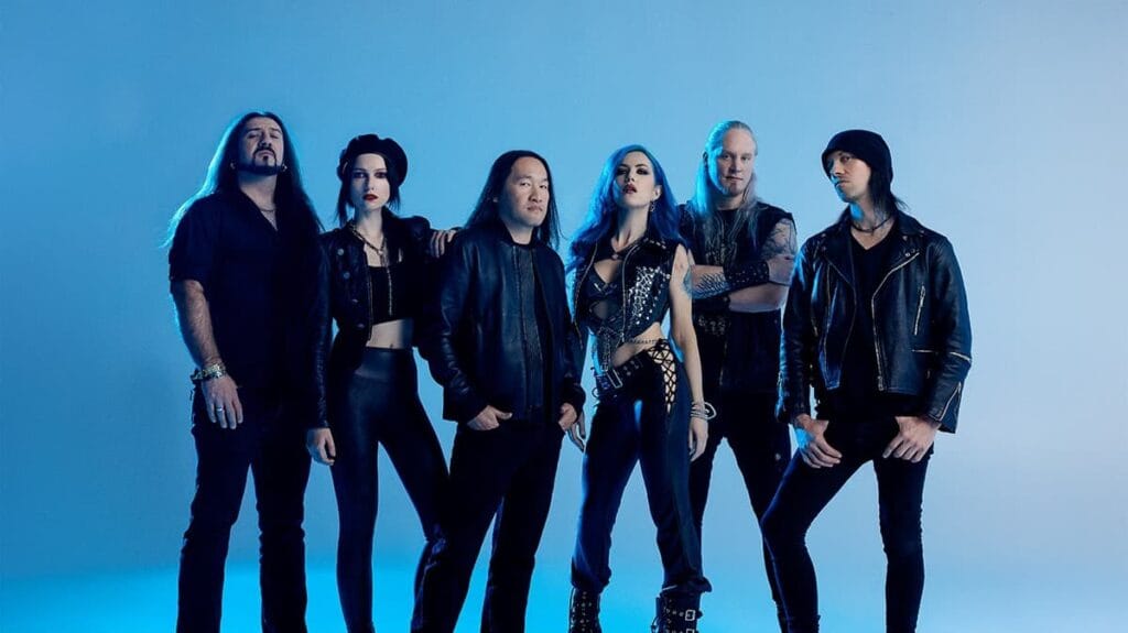 DragonForce i Alissa White-Gluz po raz pierwszy na żywo (Wideo) 2 Alissa White-Gluz w zespole DragonForce