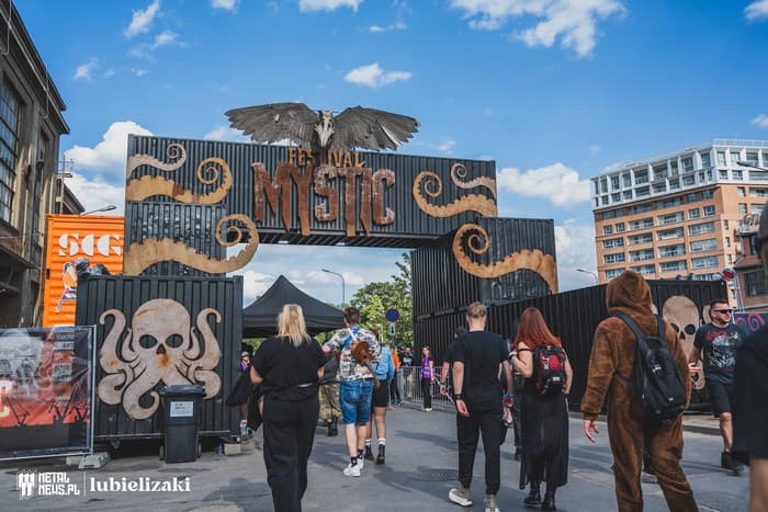 Relacja z Mystic Festival 2026 – część druga (piątek i sobota) 100 Brama wejściowa na Mystic Festival 2026 w Stoczni Gdańskiej