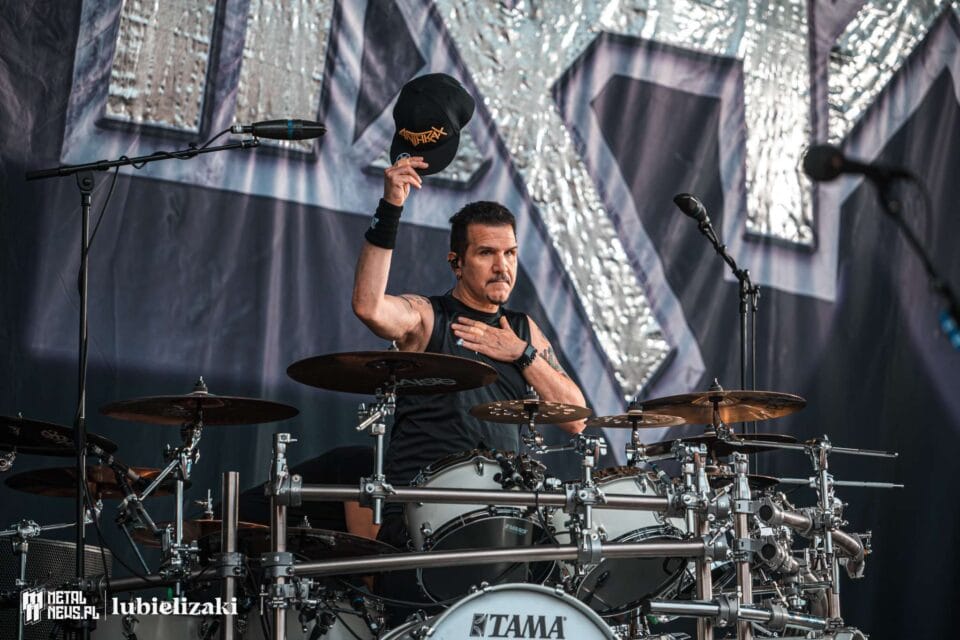 Perkusista Charlie Benante Anthrax dziękujący publiczności na Mystic Festival 2026