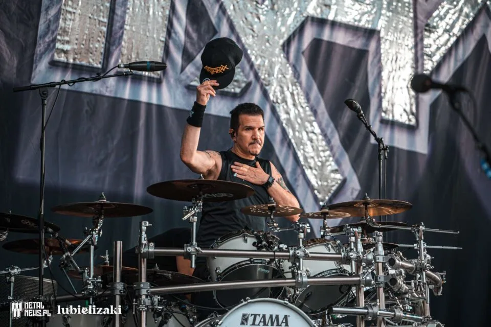Perkusista Charlie Benante Anthrax dziękujący publiczności na Mystic Festival 2026
