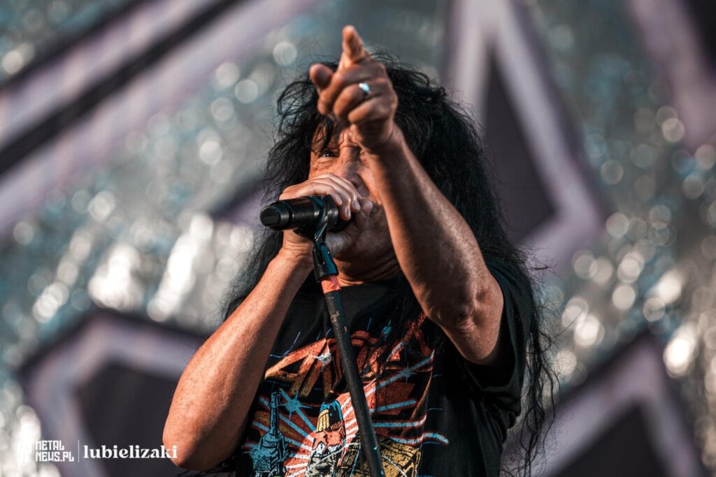 Relacja z Mystic Festival 2026 - część pierwsza (środa i czwartek) 43 Joey Belladonna - wokalista Anthrax wskazujący publiczność podczas występu