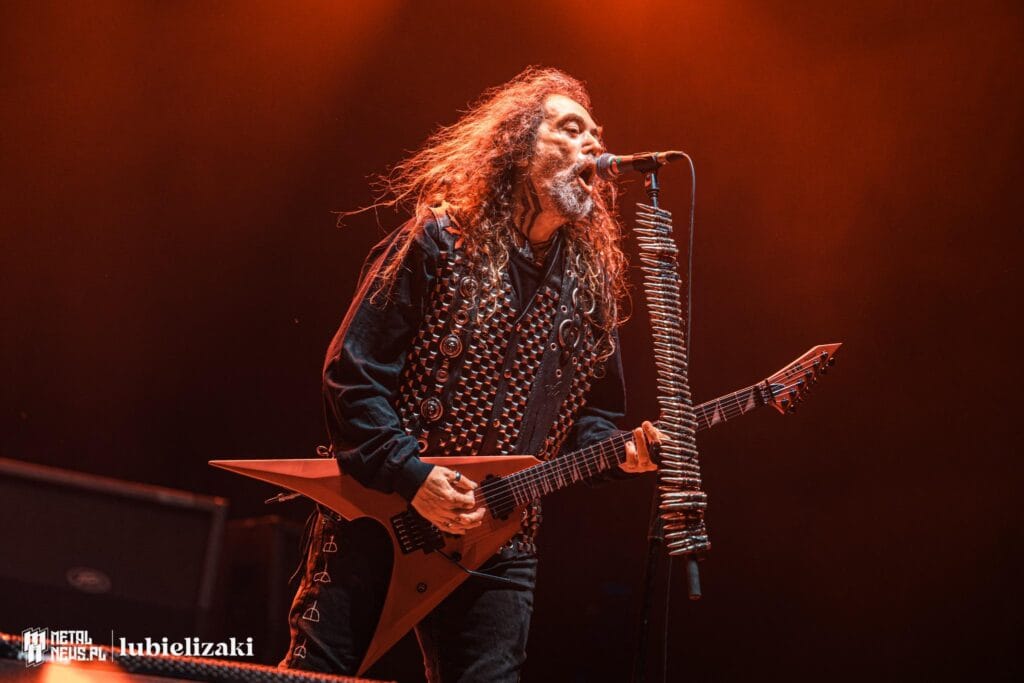 Relacja z Mystic Festival 2026 - część pierwsza (środa i czwartek) 53 Max Cavalera śpiewający podczas koncertu Cavalera na Mystic Festival 2026