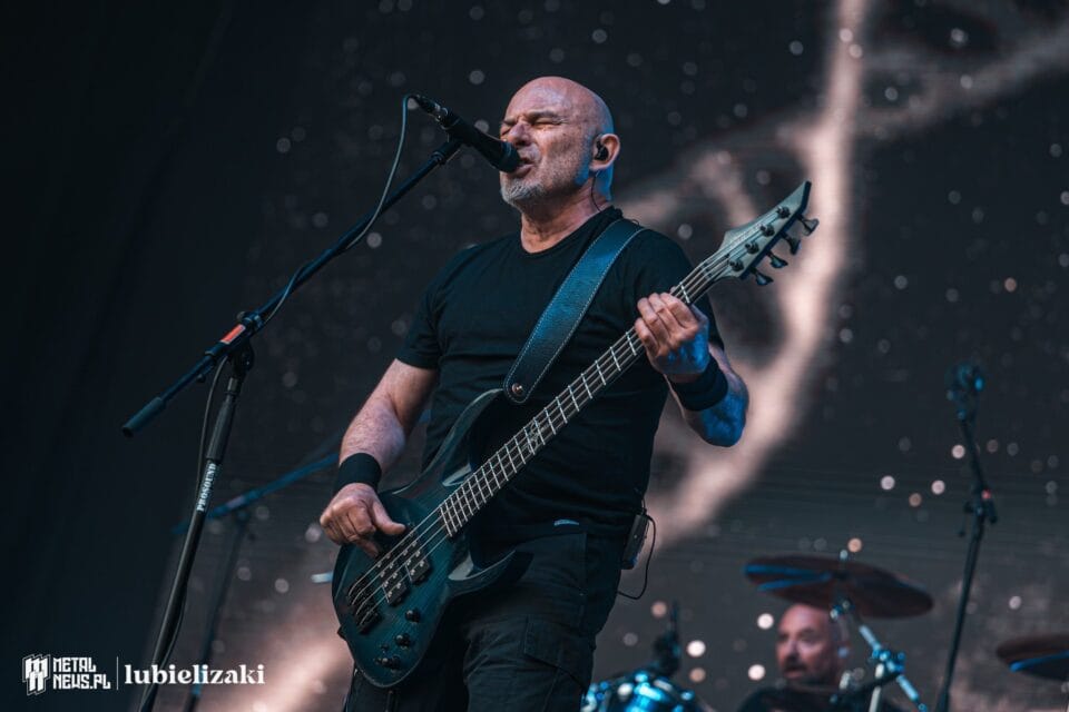 Wokalista i basista Coroner wykonuje utwór na żywo na Mystic Festival 2026