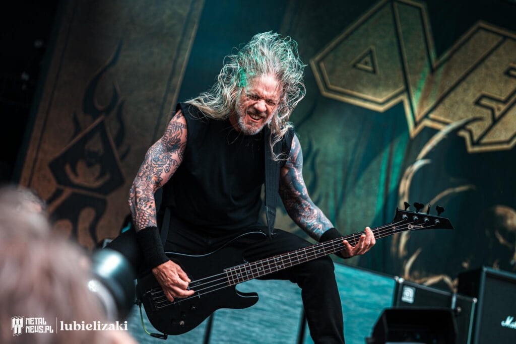 Relacja z Mystic Festival 2026 - część pierwsza (środa i czwartek) 33 Basista Overkill grający na scenie Mystic Festival 2026