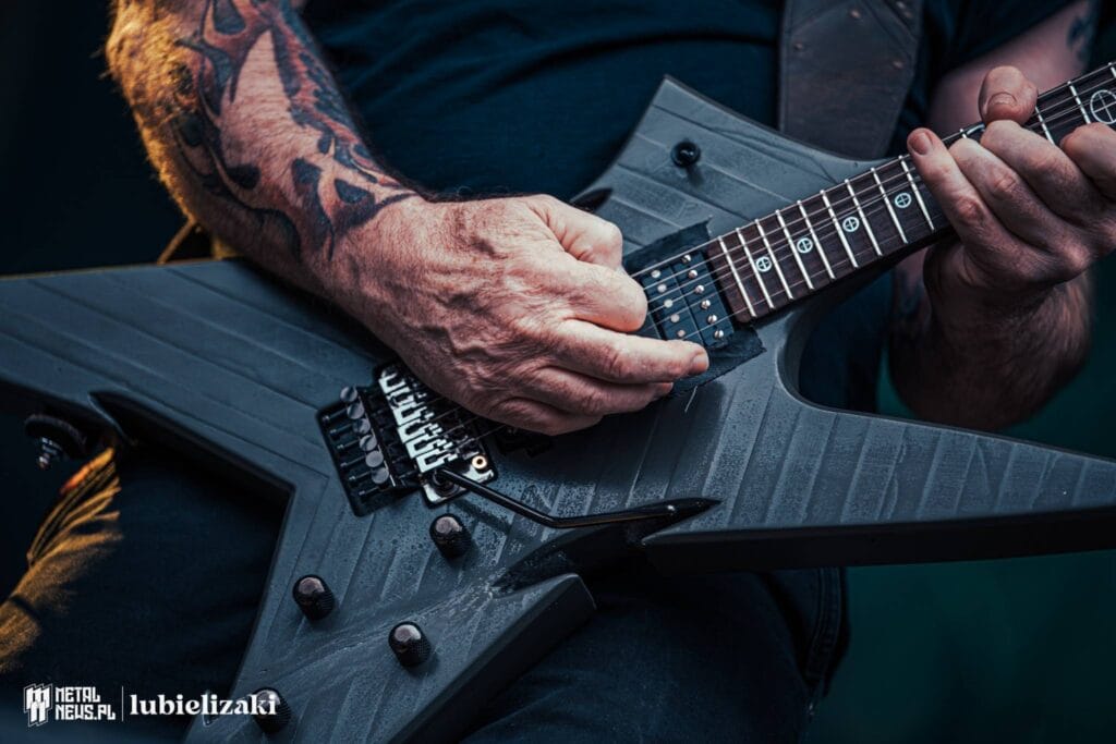 Kto stoi za potężnym brzmieniem? Kulisy pracy realizatora dźwięku w muzyce metalowej 4 Zbliżenie na gitarę gitarzysty Overkill podczas koncertu