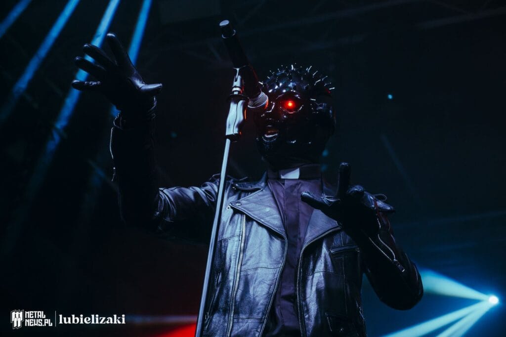 Relacja z Mystic Festival 2026 - część pierwsza (środa i czwartek) 25 Wokalista Priest na scenie Mystic Festival 2026