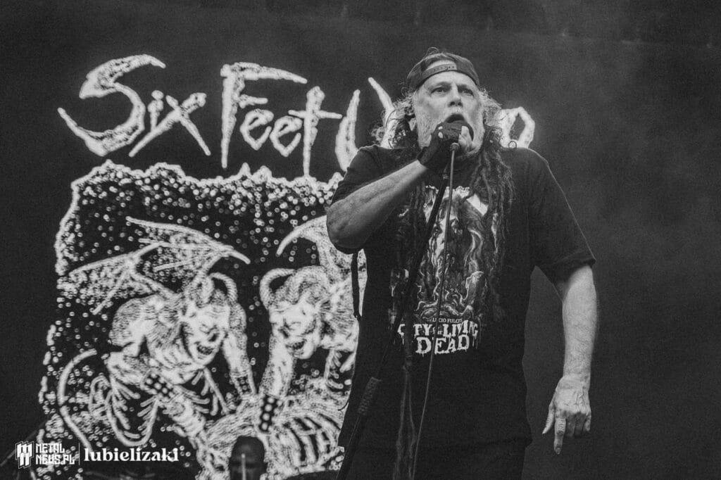 Relacja z Mystic Festival 2026 - część pierwsza (środa i czwartek) 11 Chris Barnes podczas koncertu Six Feet Under na Mystic Festival 2026