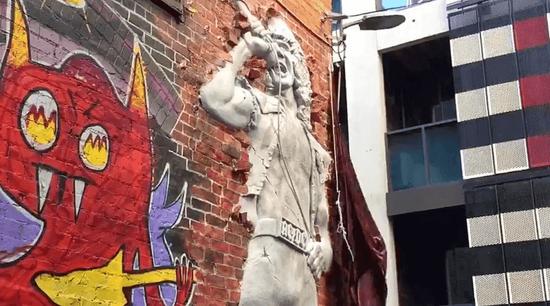 Płaskorzeźba Bona Scotta z AC/DC w Melbourne