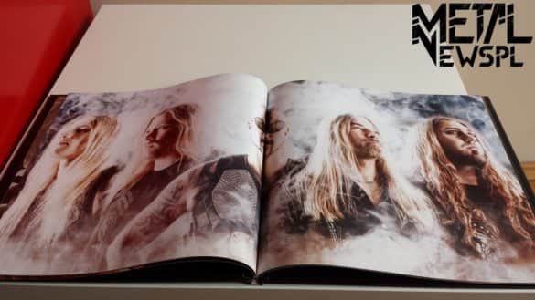unboxing sabaton the last stand box earbook12